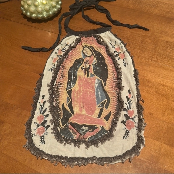 Magnolia Pearlour Lady of Guadalupe Jabot - Picture 5 of 9